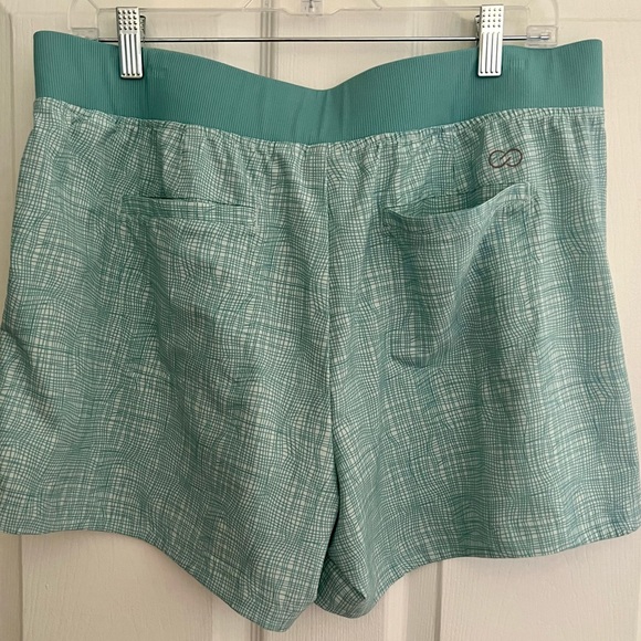 Calia by Carrie Underwood Anywhere 5” Cuff Short Mid Rise Womens Size Large - Picture 2 of 2